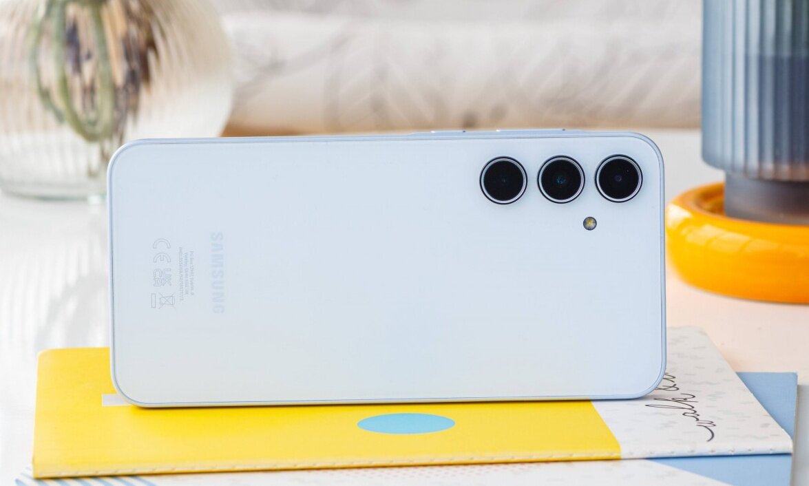    У Galaxy A35 очень лаконичный дизайн. Источник: gsmarena.com