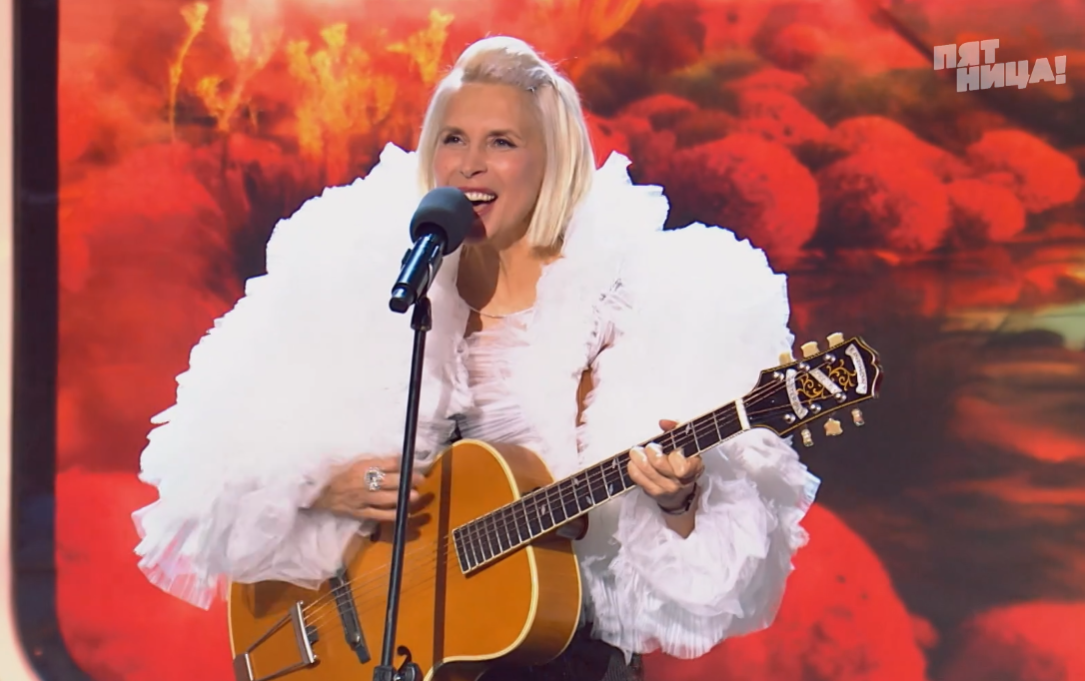 Это Алёна Свиридова. Спели с братом про бедную овечку. А птицы в подсказке - "Розовый фламинго". 