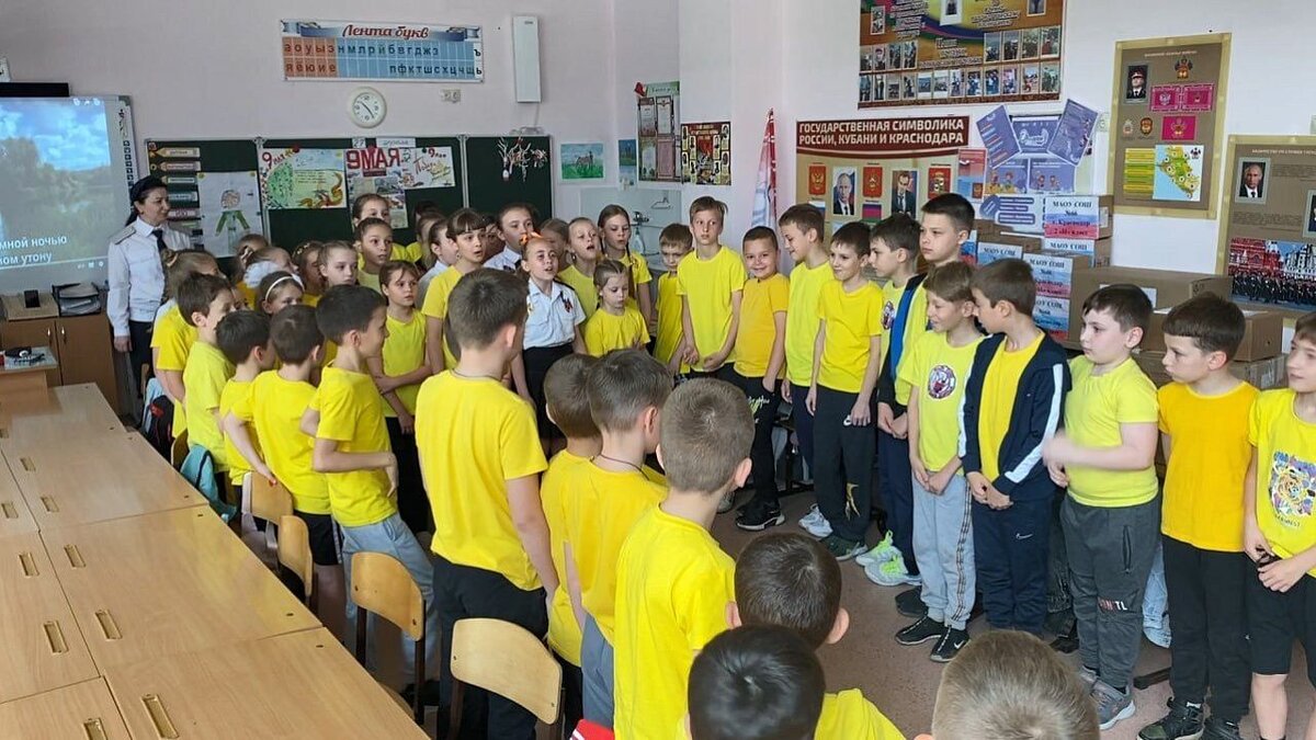    Борцы ММА отправили гумпомощь в зону СВО вместе со школьниками. Фото: телеканал «Краснодар»