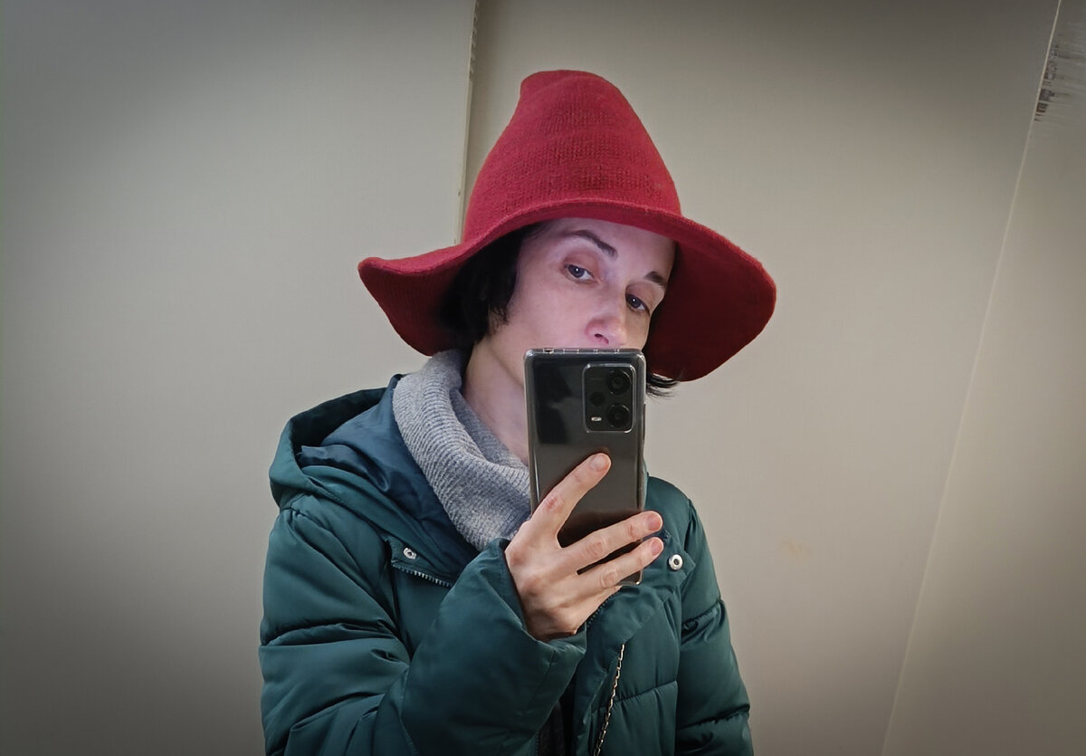 Фото для привлечения внимания. Напомню, как я выгляжу. (Как вам, кстати, моя ведьминская шляпа?)