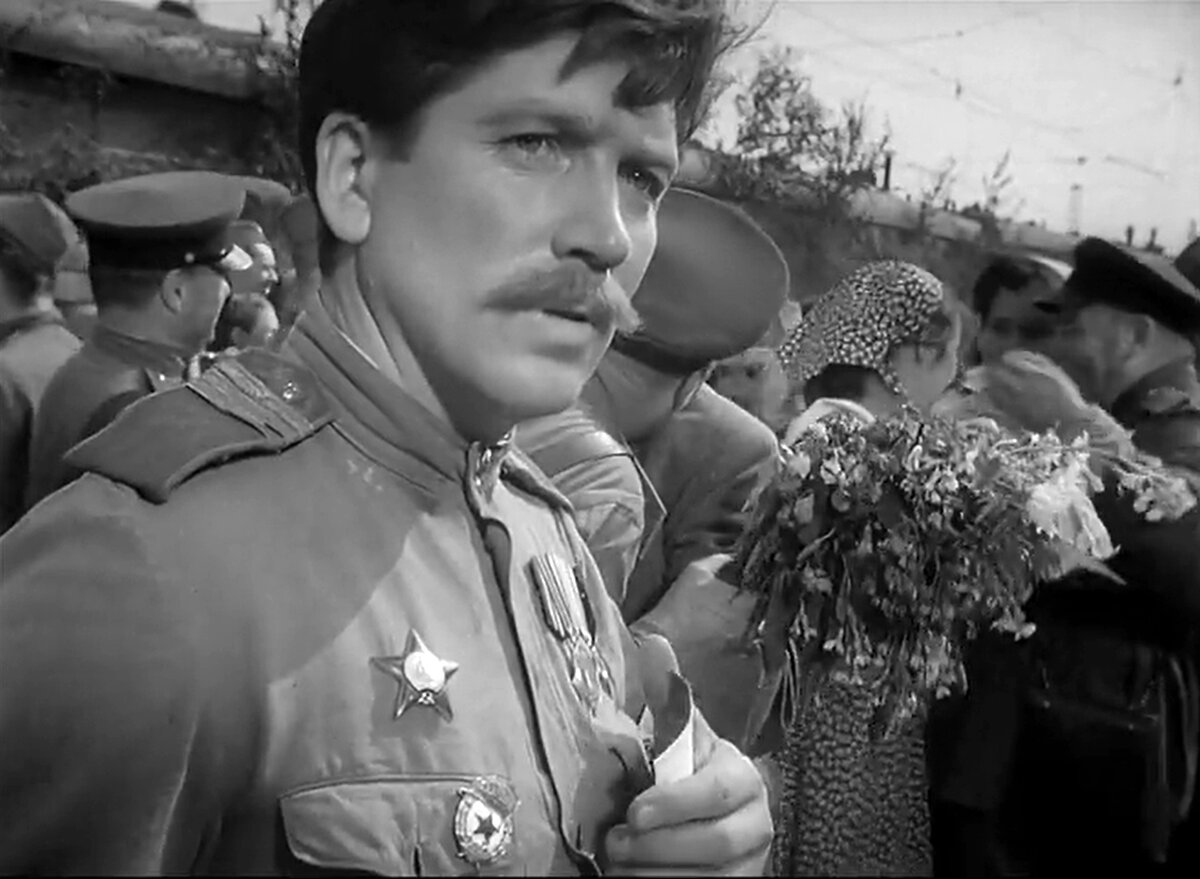 Кадр из кинофильма "Летят журавли", 1957 г., режиссер Михаил Калатозов, сценарист Виктор Розов, композитор Моисей Вайнберг (скриншот)