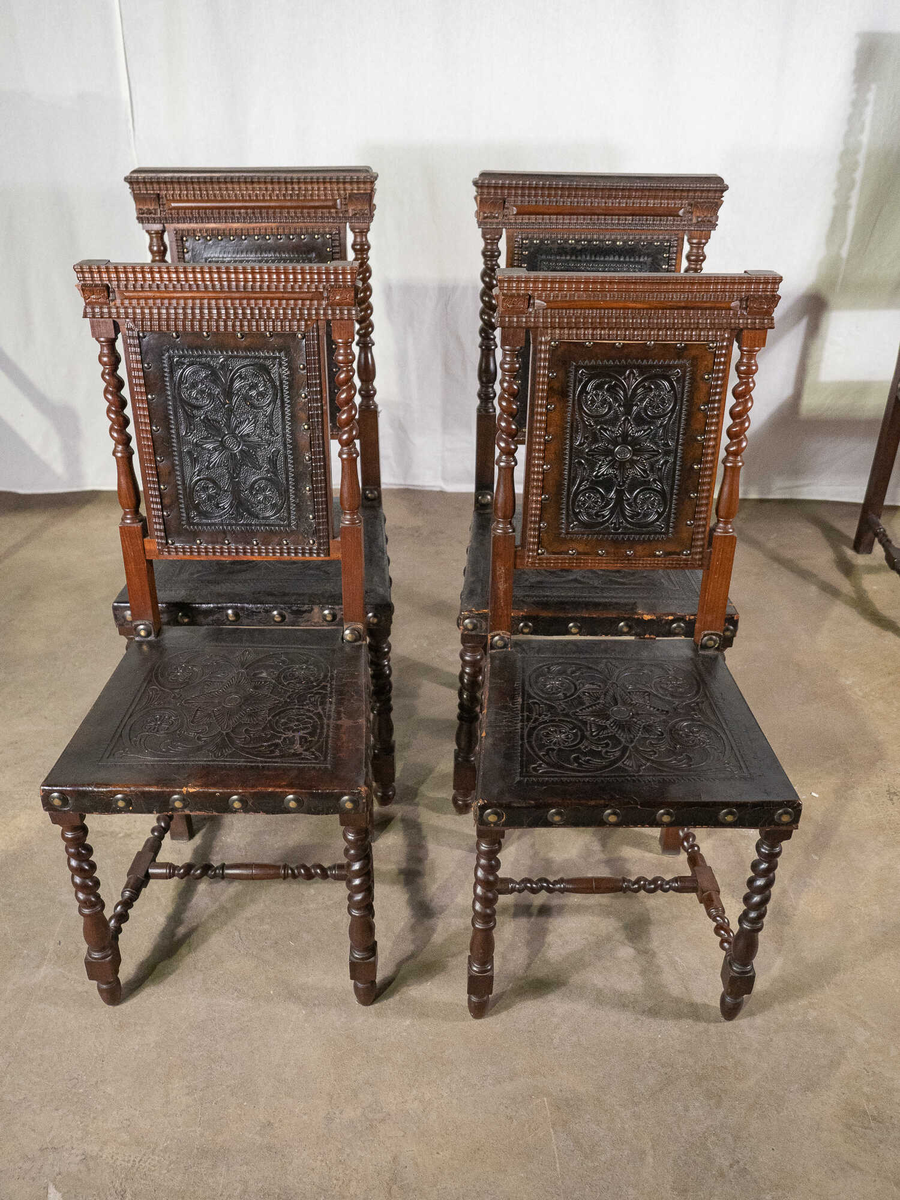 Подобный тип стульев известен в Португалии как cadeiras de sola, что в буквальном переводе означает «кожаные подошвы для стульев»).-2