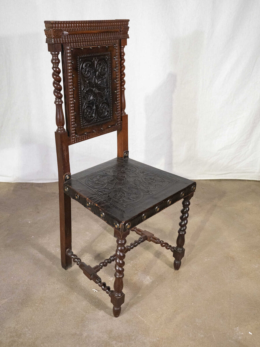 Подобный тип стульев известен в Португалии как cadeiras de sola, что в буквальном переводе означает «кожаные подошвы для стульев»).-2-2