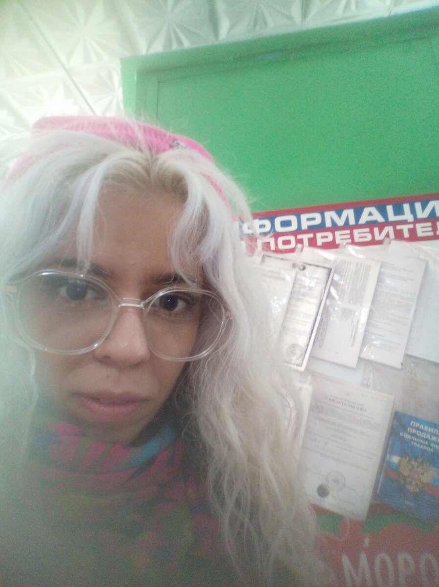 Ваш покорный слуга и тщательно оформленный уголок потребителя, какой можно встретить не столь часто 