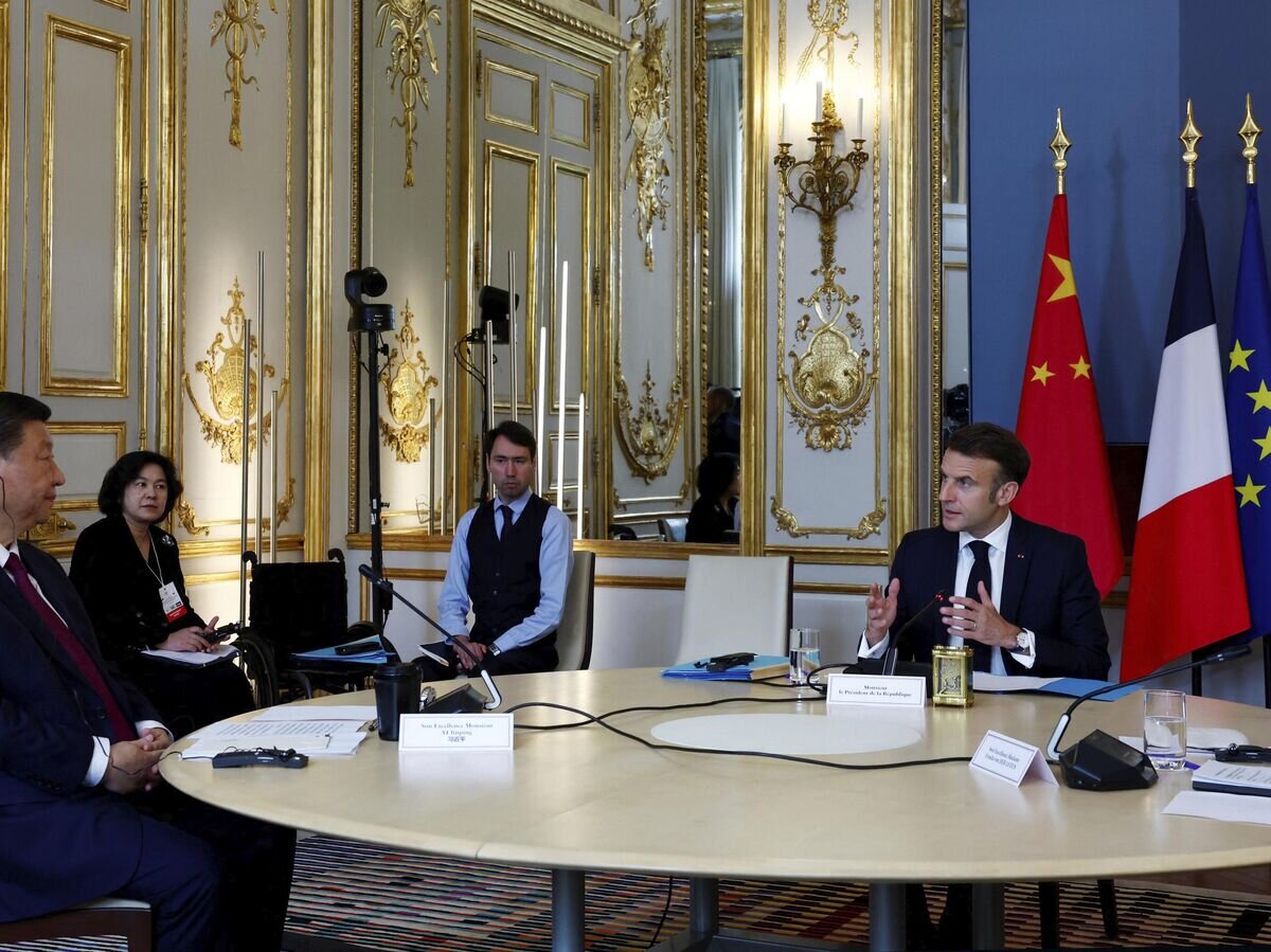    Председатель КНР Си Цзиньпин в ходе трехсторонней встречи с президентом Франции Эммануэлем Макроном и главой Еврокомиссии Урсулой фон дер Ляйен© AP Photo / Gonzalo Fuentes