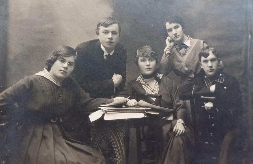 Жена брата дедушки (слева) с друзьями, 1912 год.