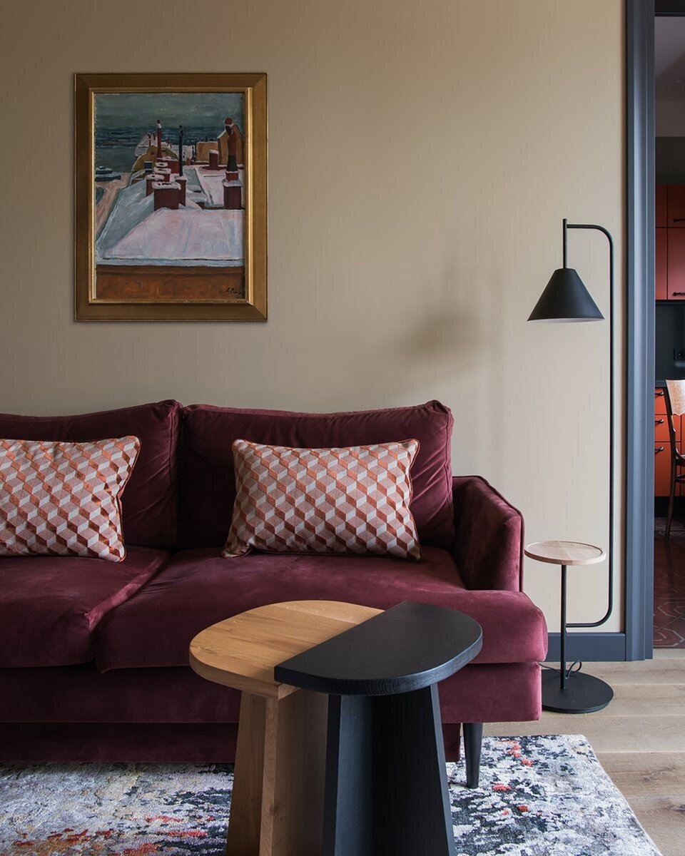 На фото: интерьер гостиной в квартире 74 кв.м в г. Москве. Дизайнер и хозяйка квартиры: Алиса Каштанова; декоратор: Екатерина Наумова; фотограф: Ольга Мелекесцева