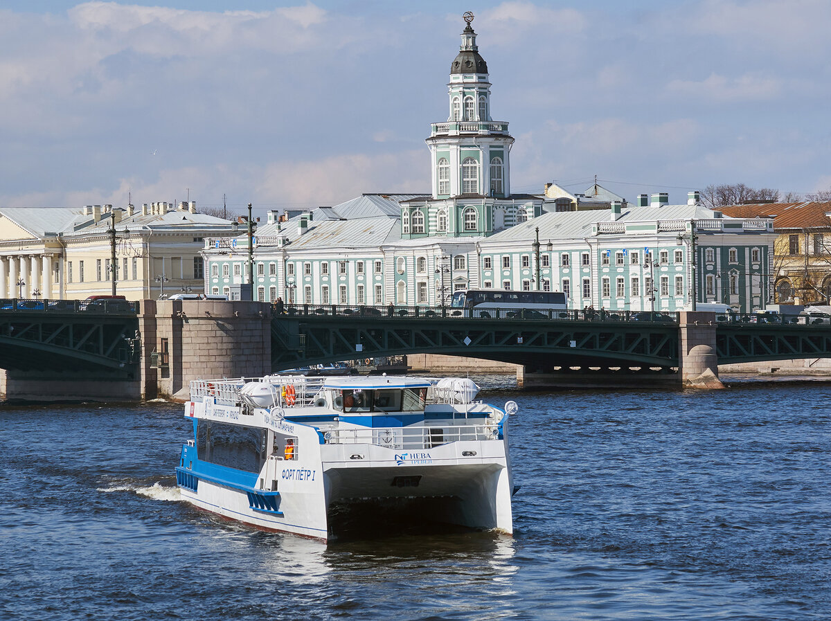 Посетителей «Острова фортов» доставят комфортабельные катамараны