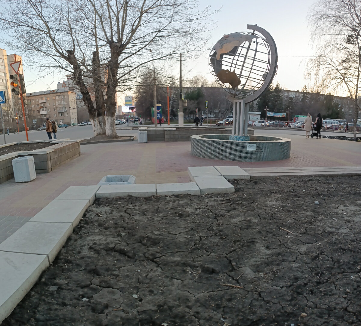 Фонтан "Глобус". Пересечение проспекта Красноармейского и улицы Молодёжной. Фотография автора, апрель 2024 года. 