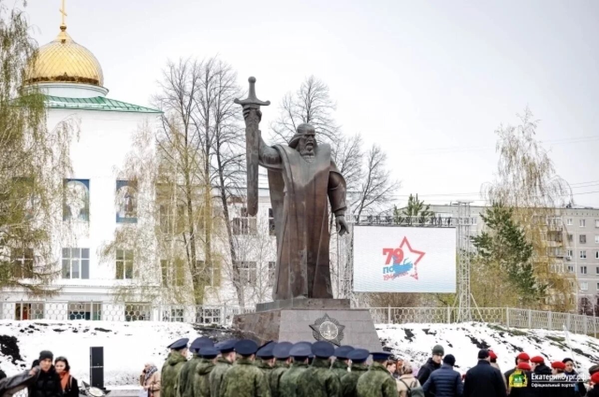    В Екатеринбурге возложили венки и цветы к памятнику «Седой Урал»