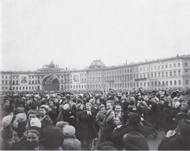 9 мая 1945 года на Дворцовой площади. Фото: https://vk.cc/cwy1uP 