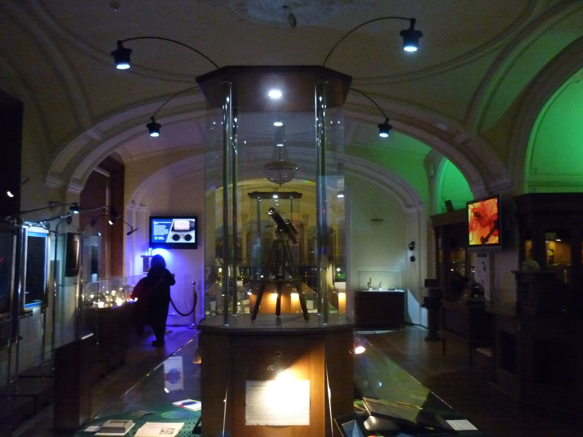 Зал Музея оптики