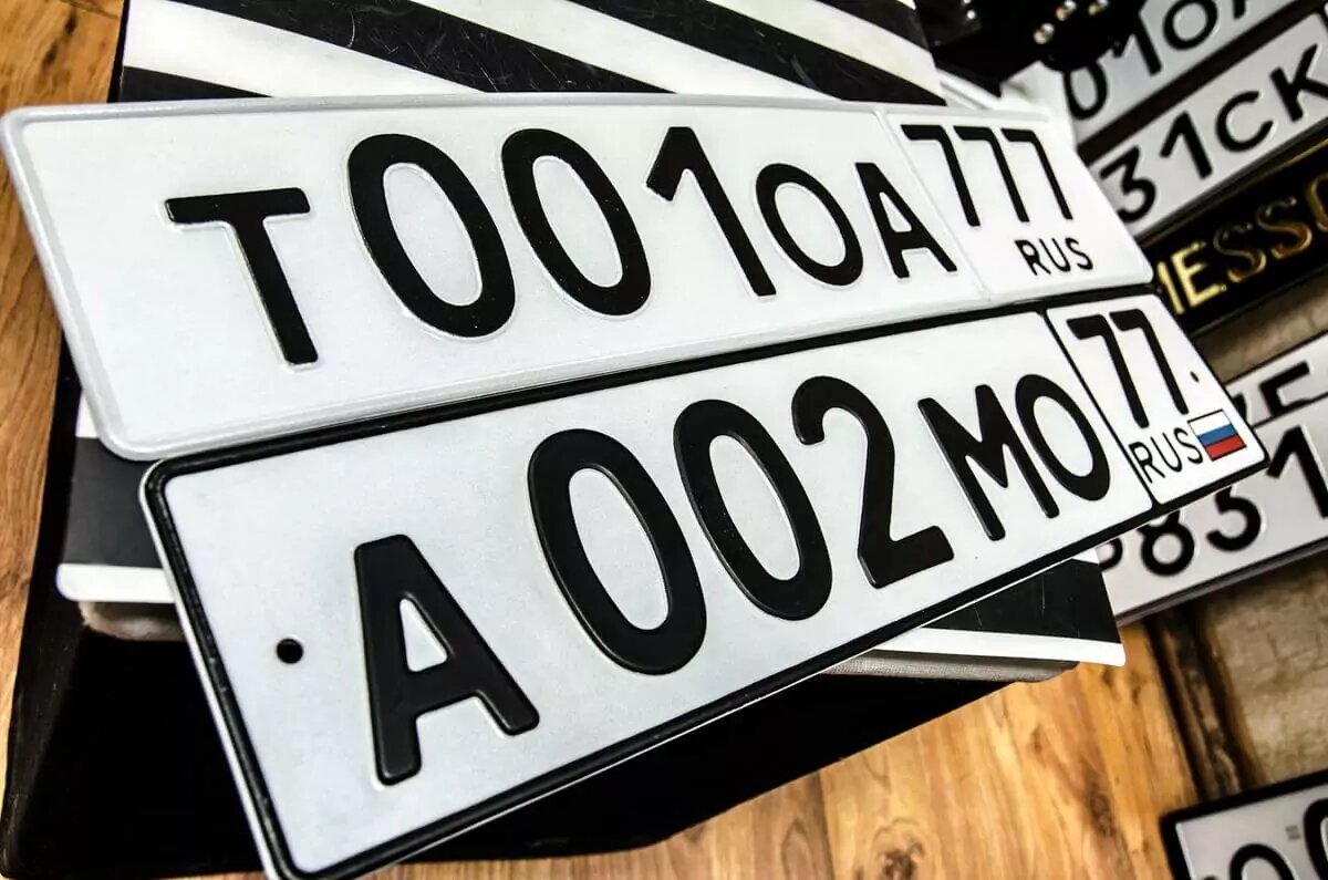 Пока неизвестно, заставят ли автомобилистов менять уже полученные номера без флага