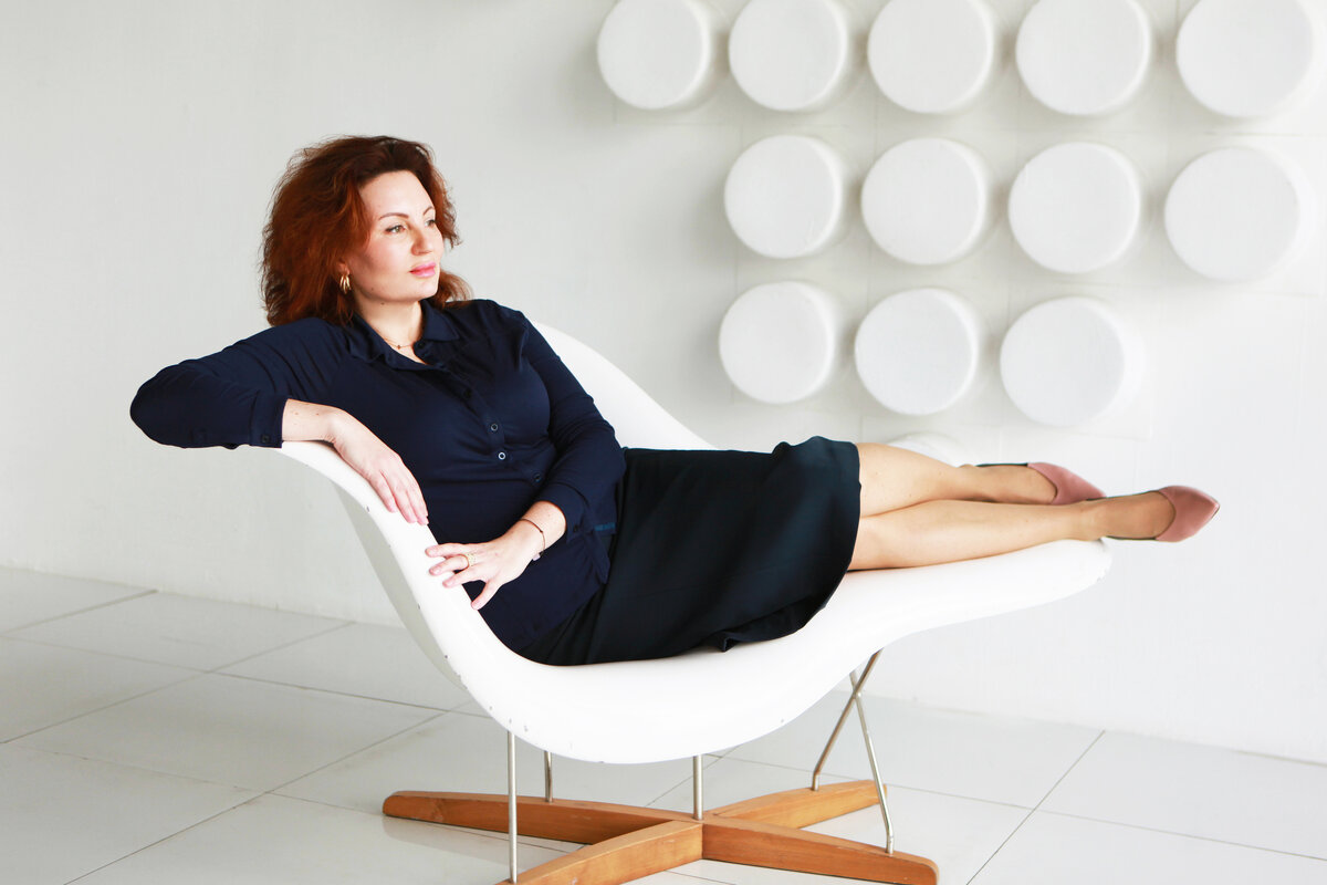 Эта шутка наших родителей, которые жили еще в СССР, имеет место и в теперешней жизни. С работы приносят все от скрепок до...  запчастей. 