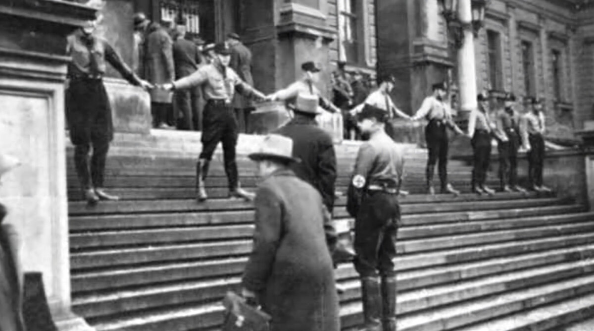 1938 год, Венский университет, Австрия. Нацисты блокируют вход для еврейских студентов и преподавателей
