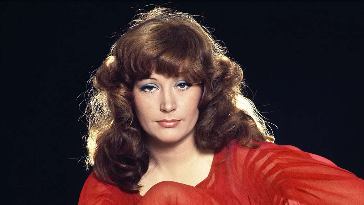 ну так, для иллюстрации. Чтобы понимать, как отличается молодая певица от той, какая сейчас