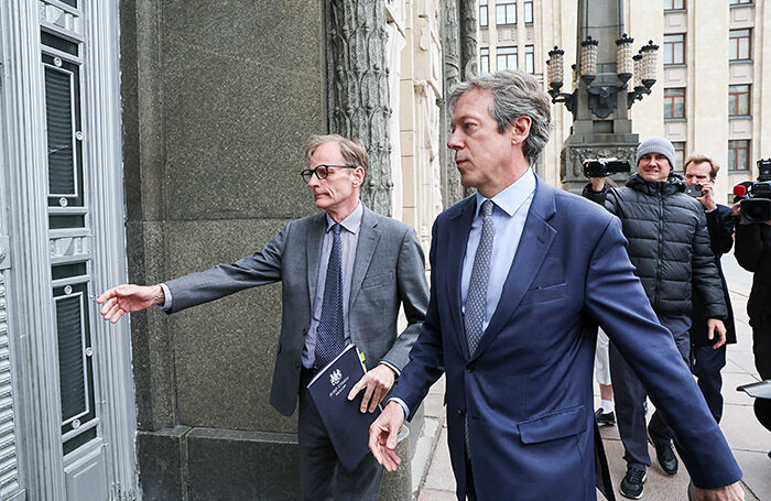    Чрезвычайный и полномочный посол Великобритании в России Найджел Кейси (справа) на входе в МИД РФ.Александр Рюмин/ТАСС