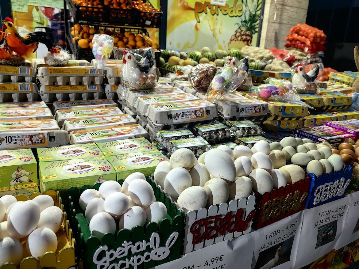 Витрины с яйцами на Балканах перед Пасхой. Как тут найти всем яйцам яйцо?