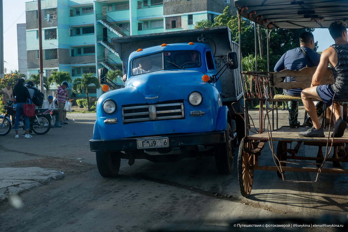 Кубу описывают как эдакий райский остров и "заповедник", в котором сохранились старые американские машины.-2