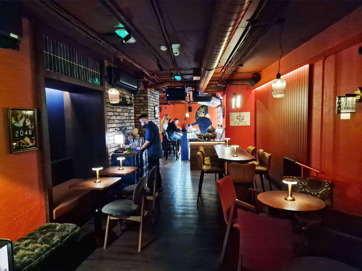 Общий вид зала бара "Хэнки". Ракурс от входа