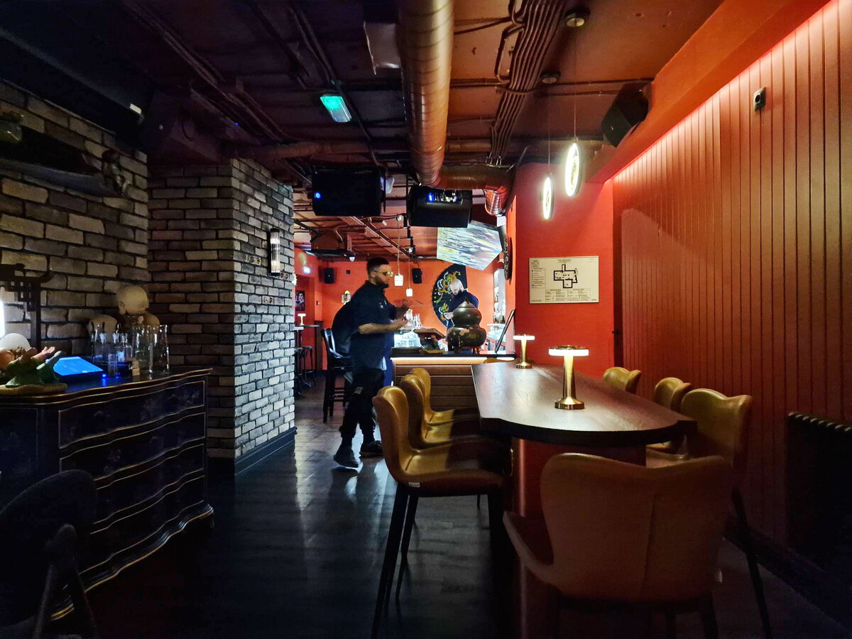 Уютный стол для компании