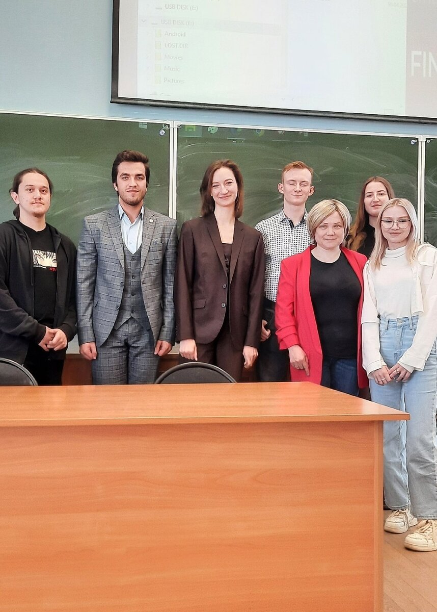 Ваша покорная слуга в окружении своих студентов на конференции