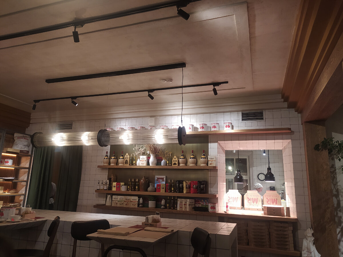 Вон та вдалеке, в окошечки готовят пиццу.. /фото автора