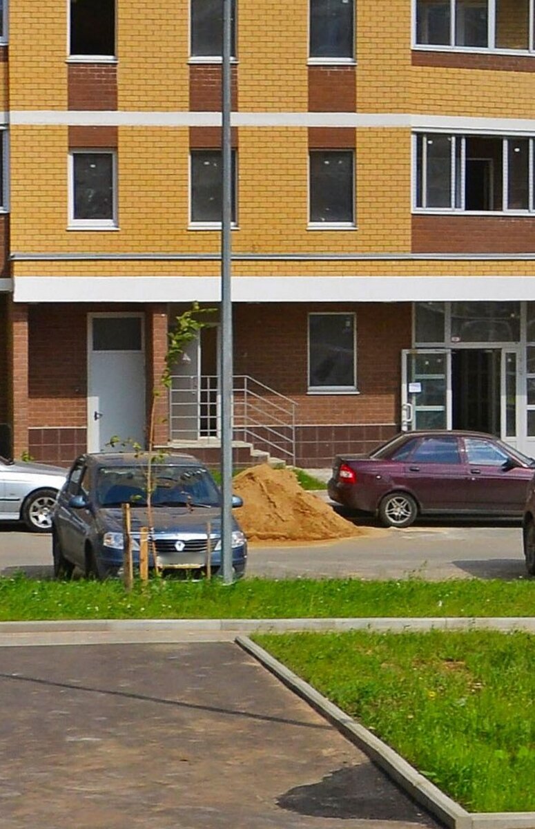 Характерные кучи можно увидеть около всех новостроек