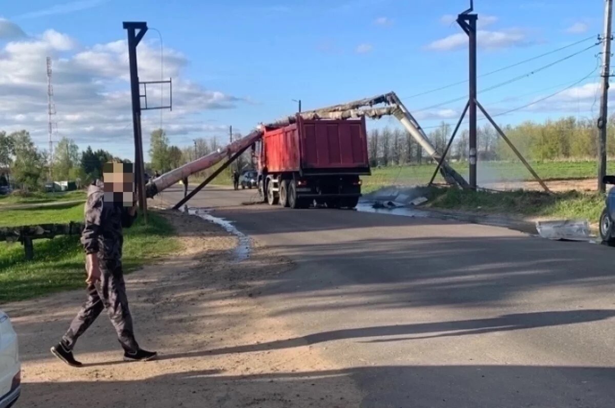    Под Тверью самосвал снёс трубы теплотрассы