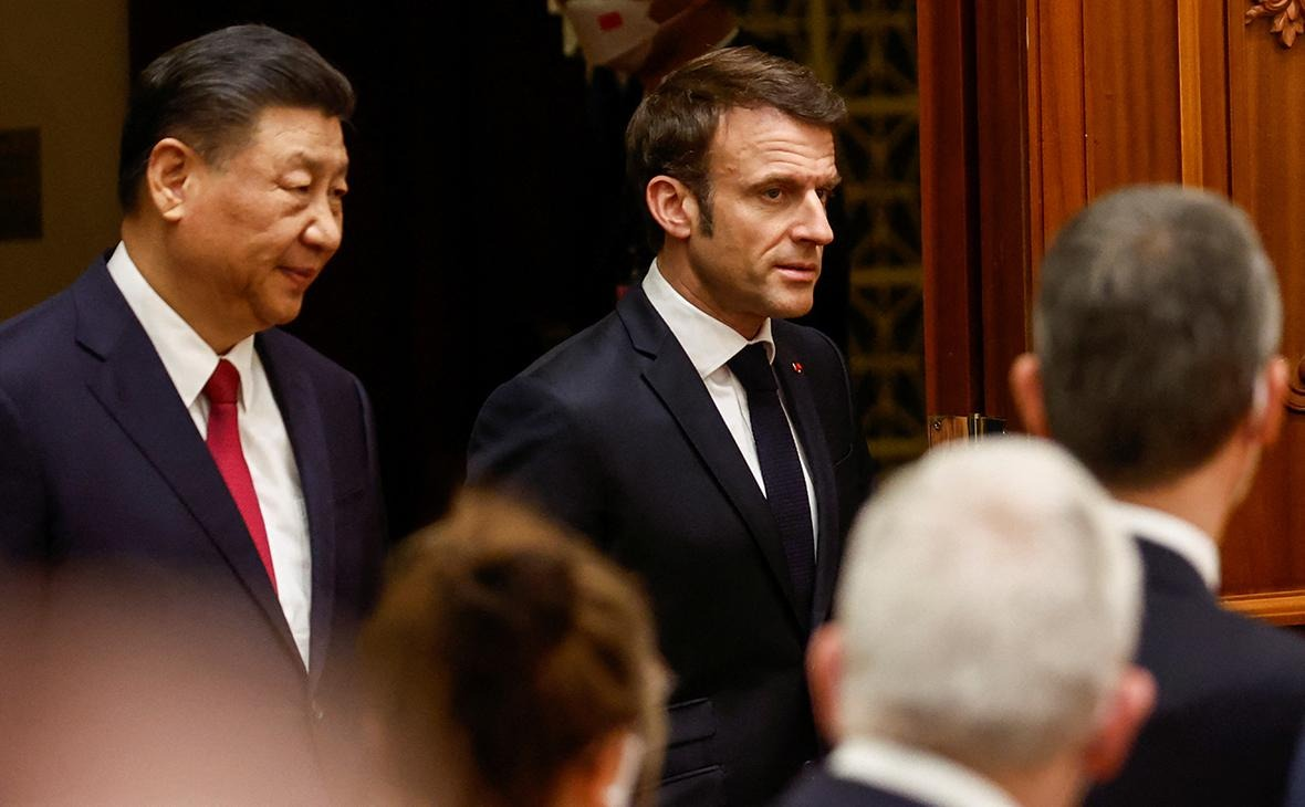 Встреча Си Дзиньпина с Макроном.  Где-то там на заднем плане и "смотрящий" от Вашингтона фон дер Ляйен.    Иллюстрация в свободном доступе