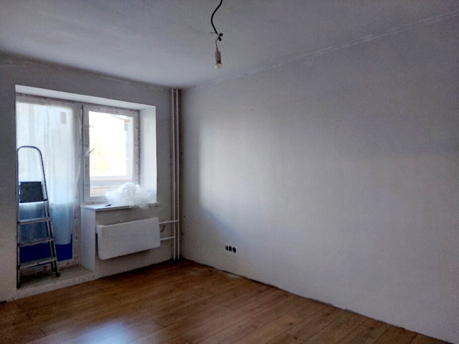 Потолок покрашен, сняли плёнку с пола.