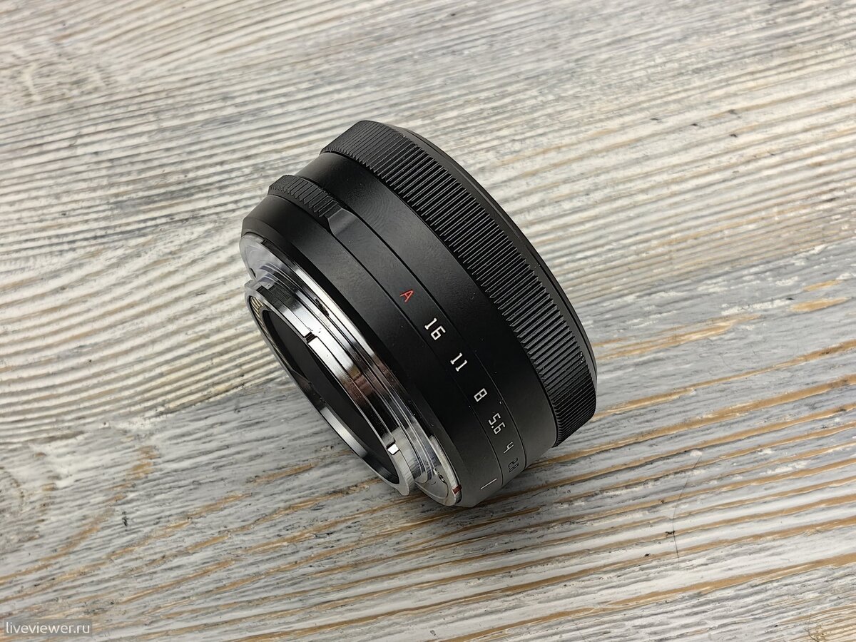 TTArtisan 27mm f/2.8 был представлен 28 октября 2022 года. На данный момент это один из компактных объективов повседневного использования для байонетов Sony E, Fujifilm-X и Nikon-Z.