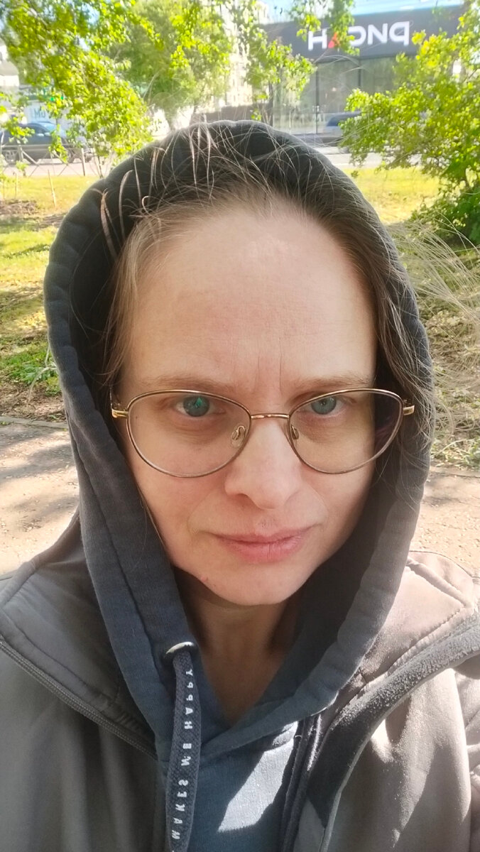 Это я абсолютно невыспавшаяся и голодная. А ещё на улице холодина, хоть и солнце светит