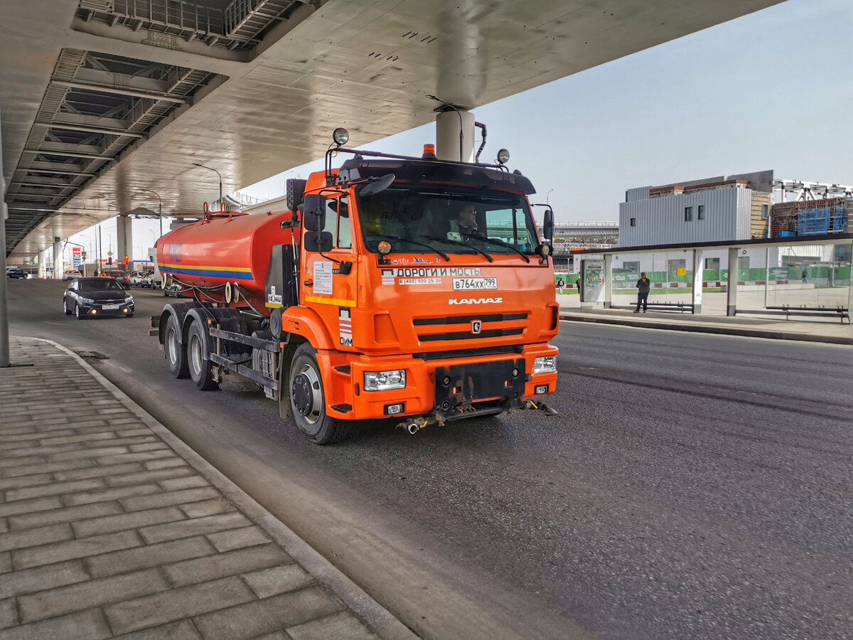 Комбинированная дорожная машина КО-823. Дорожная улица.