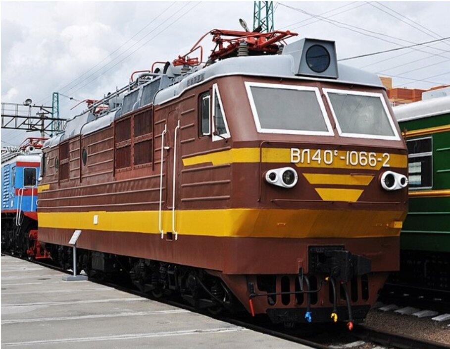 Электровозная секция ВЛ40С.источник фото:Википедия 