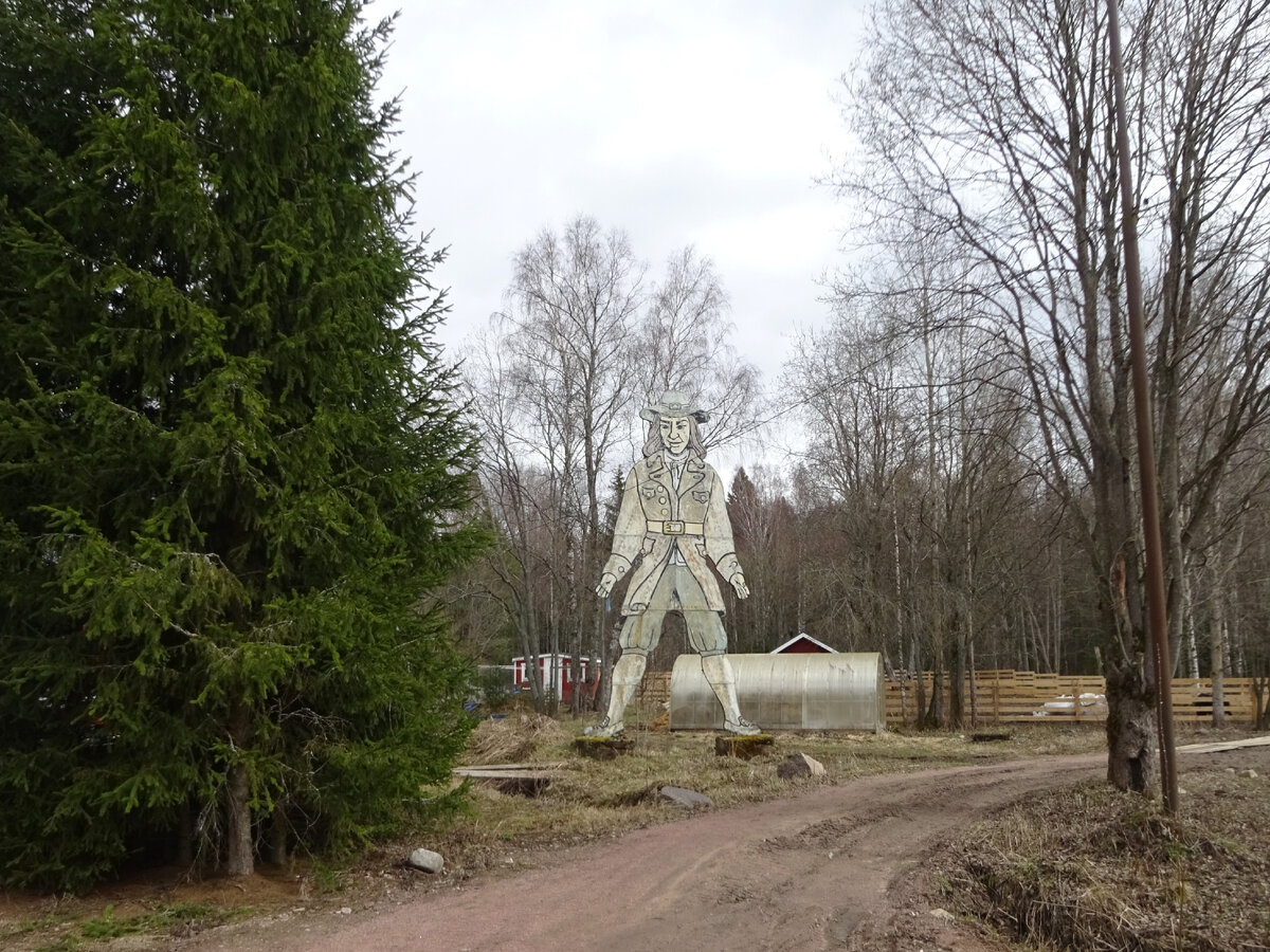 Усадьба «Киискиля». Гулливер из пионерского лагеря «Чайка» (фото апрель 2024 г.)