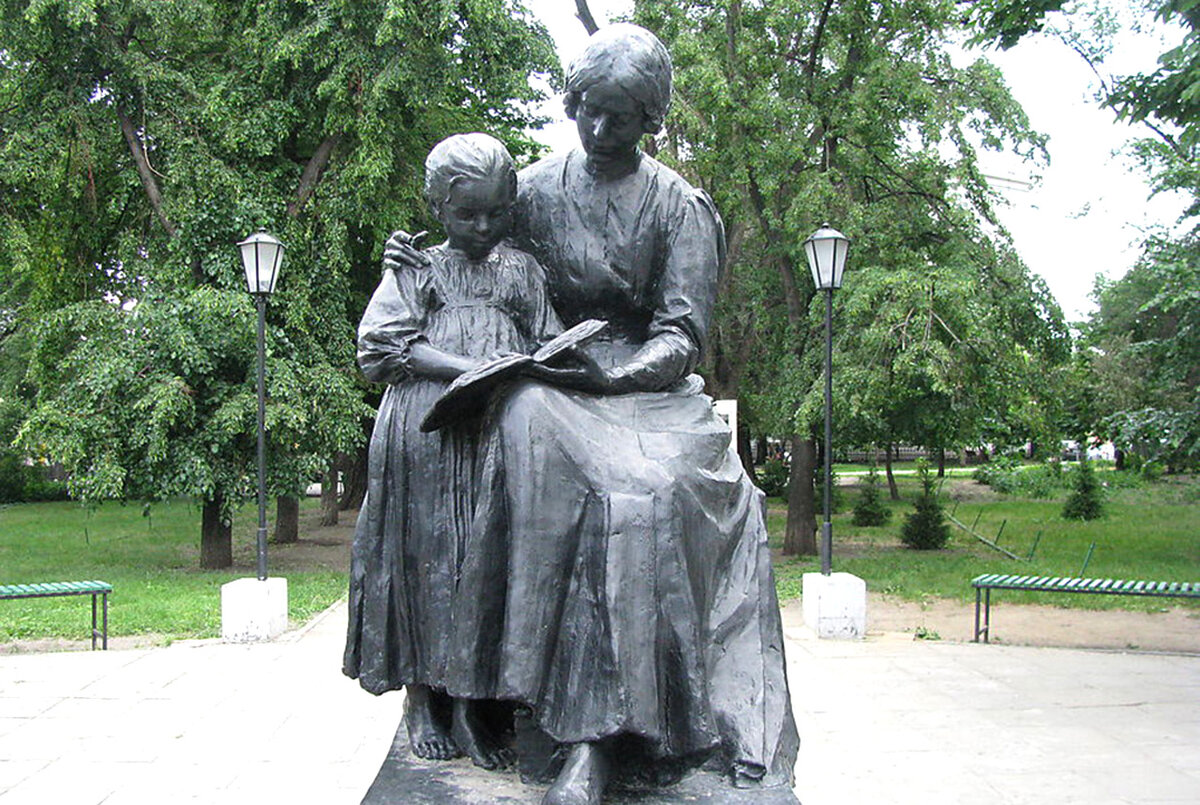 Памятник Первой учительнице в Саратове.
