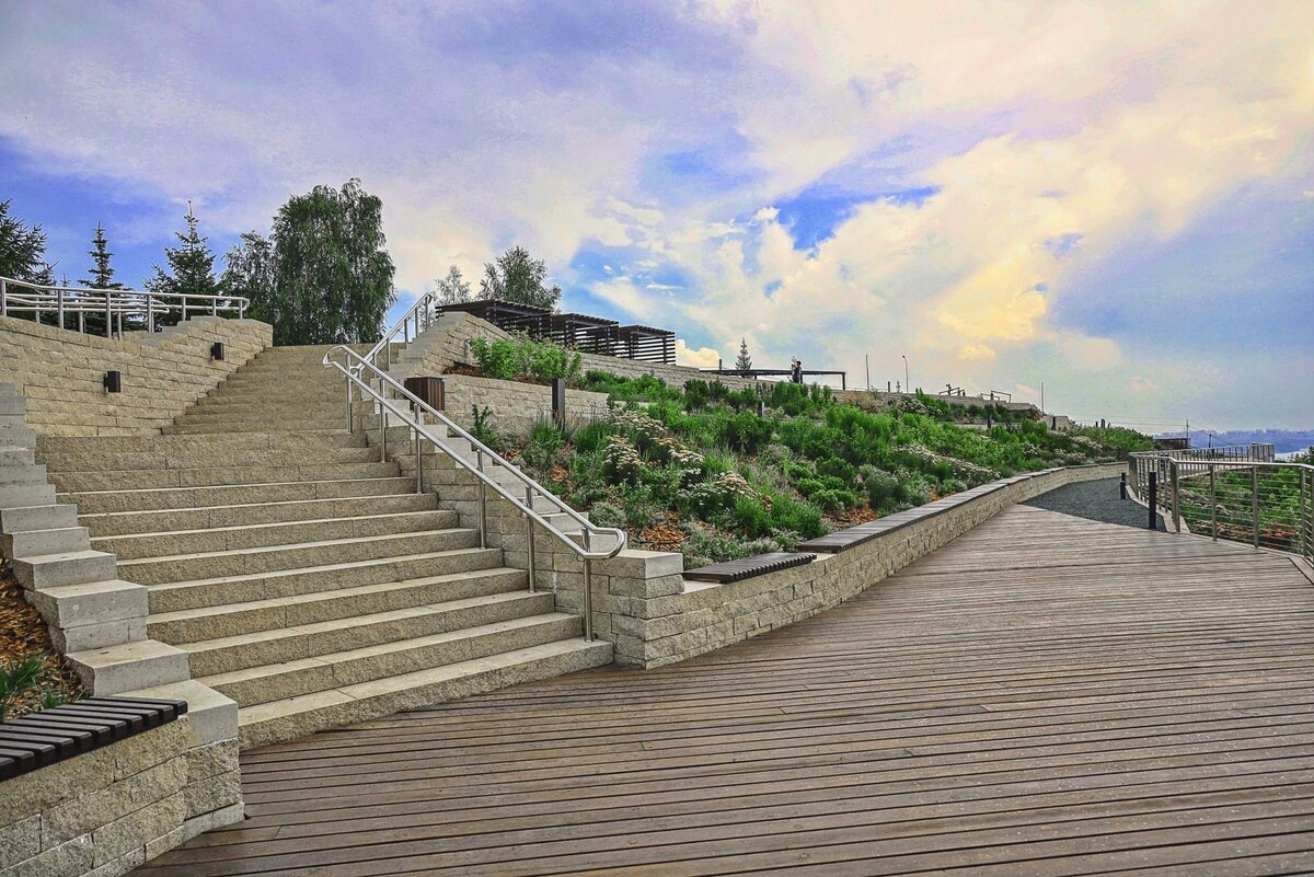 Когда-то тут взлетали и приземлялись самолеты, сейчас повсюду проложены пешеходные дорожки, разбит сквер, есть парковка