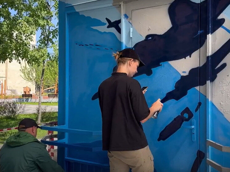     В Старом Осколе художники оформляют остановочный павильон к 9 Мая, фото: скриншот видео со страницы vk.com/oskolregion