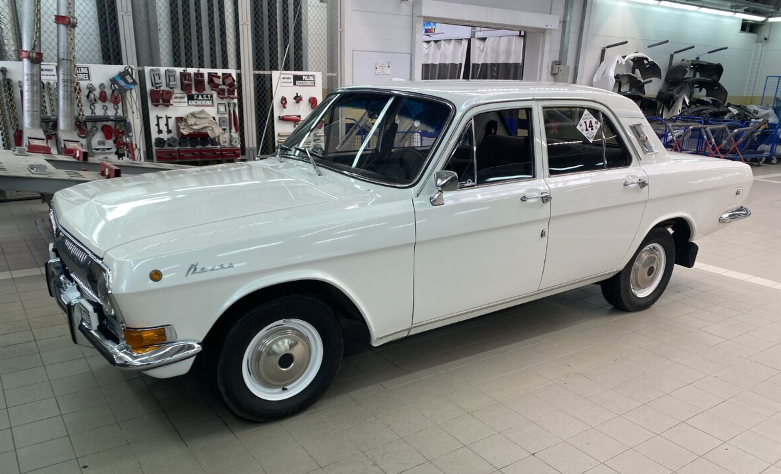 Фото читателя "РБМК-1000". Жива старушка, не плохо выглядит для своего возраста. Раньше о такой машине мечтало пол страны. Использовалась в такси, и для высоких чиновников. 