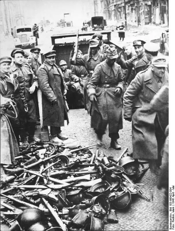2  мая 1945 года.  Бои в Берлине шли до вечера, но с каждым часом приказ о капитуляции разносился по новым городским кварталам. Все больше немцев прекращали огонь и появлялись на улицах.