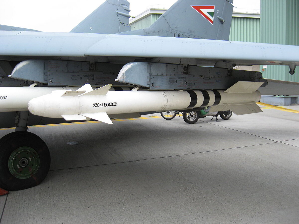 Массово-габаритный макет ракеты Р-73 под крылом индийского истребителя МиГ-29