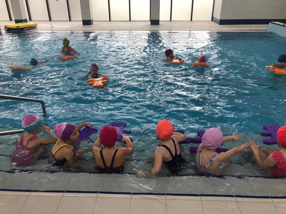 фото из детского сада  - в бассейне