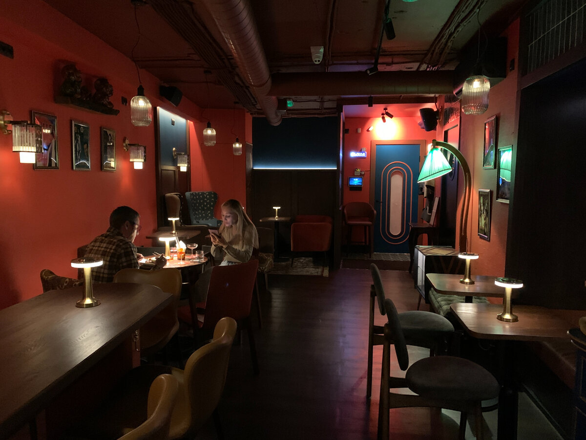 Знакомые лица и спины