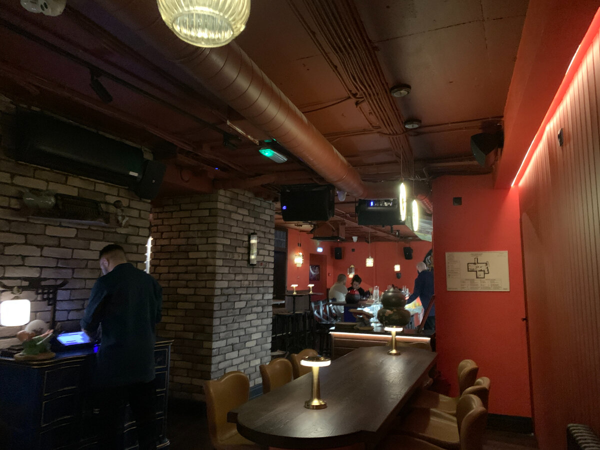 Вид в сторону барной стойки