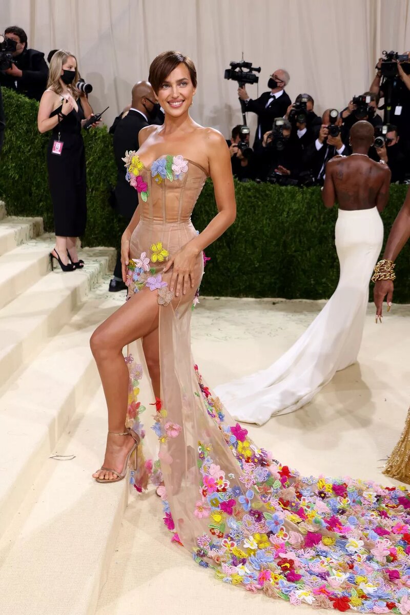 6 самых красивых выходов Ирины Шейк на Met Gala | Счастливые родители:  Parents.ru | Дзен