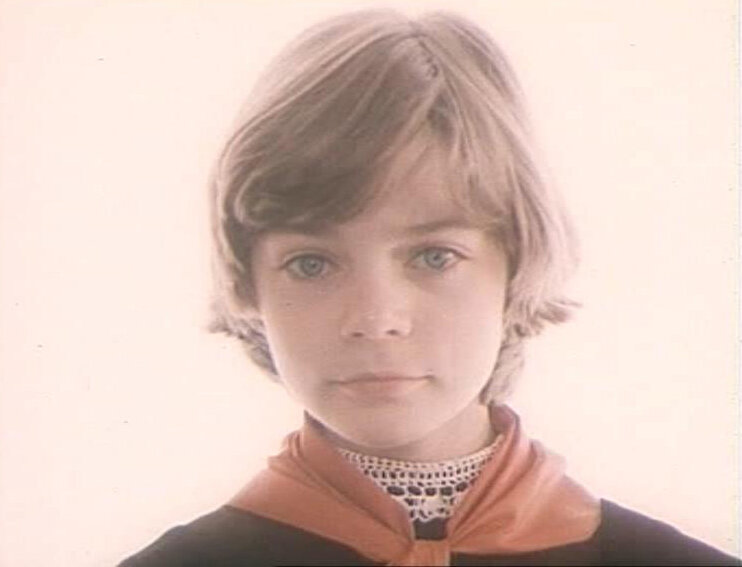 Алиса Селезнёва (в исполнении Наташи Гусевой) навсегда уезжает от нас в будущее