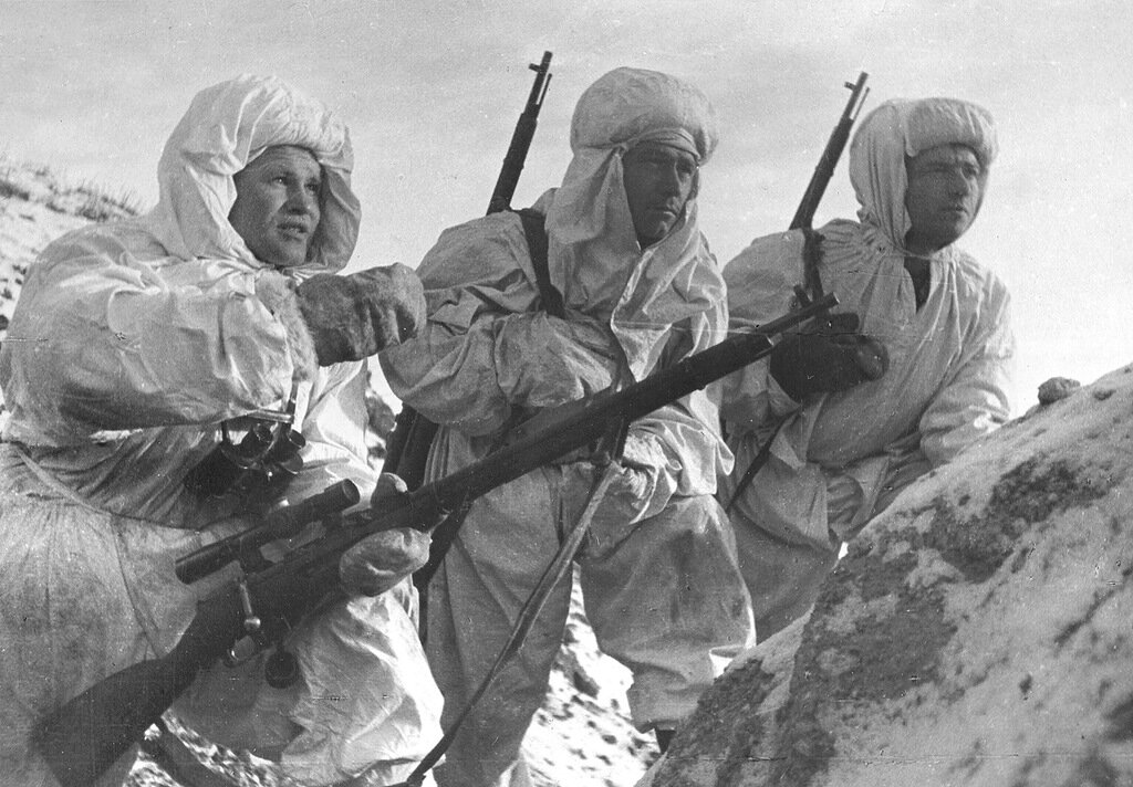 Куда же без Зайцева! В.Г. Зайцев (слева) - один из самых известных советских снайперов. Герой Сталинградской битвы. Более 200 подтверждённых целей. (Автор фото Mil.ru, CC BY 4.0)