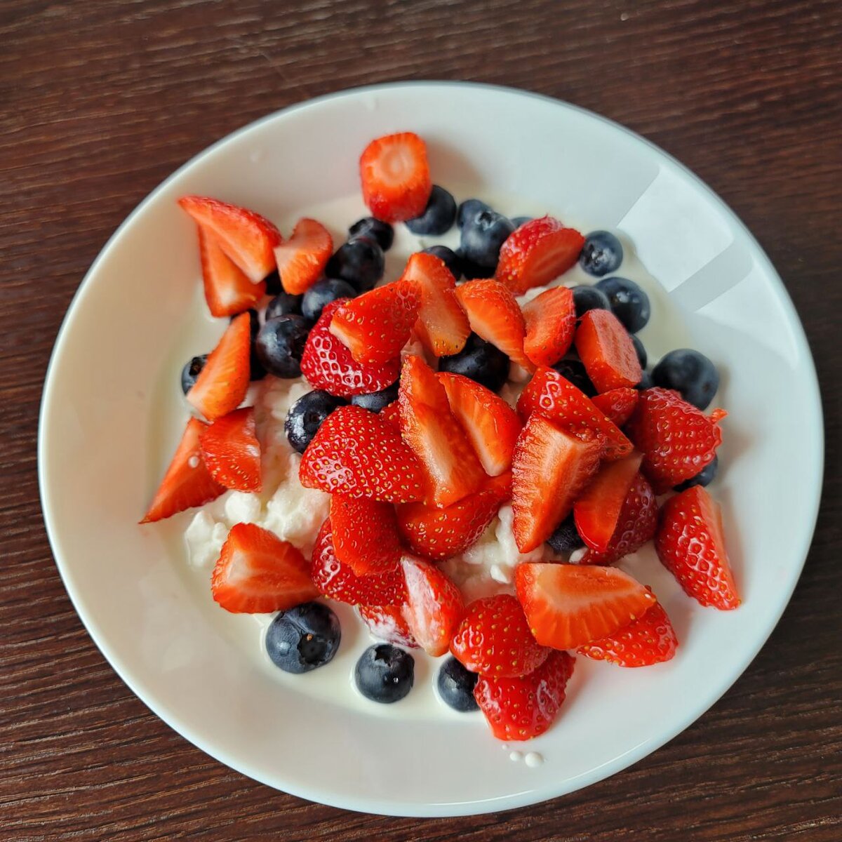 А, и клубника осталась со вчерашнего дня. В прошлом году тоже покупала клубнику к пасхальному завтраку, но не уверена, что краснодарскую уже. 