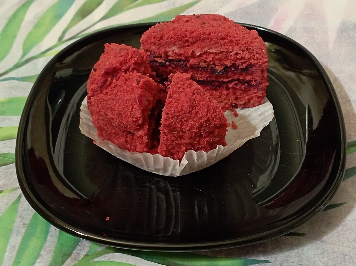 Пирожное "Лесные ягоды", собственное производство зелёного магазина. Нежно, неприторно, вкусно. Фото автора. 05.05.2024 г.